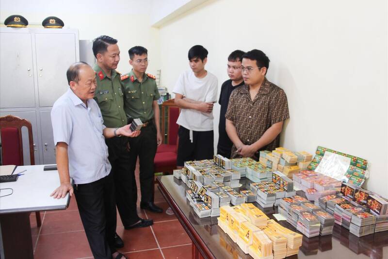 Đại tá Vì Quyền Chứ, Phó Giám đốc, Thủ trưởng Cơ quan An ninh điều tra Công an tỉnh (đầu tiên bên trái) trực tiếp xét hỏi các đối tượng. Ảnh: Công an tỉnh Sơn La