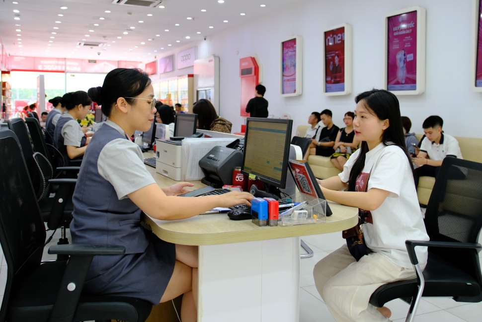 Lượng khách tăng khoảng 40% tại các điểm giao dịch Viettel. Ảnh: Hạo Thiên