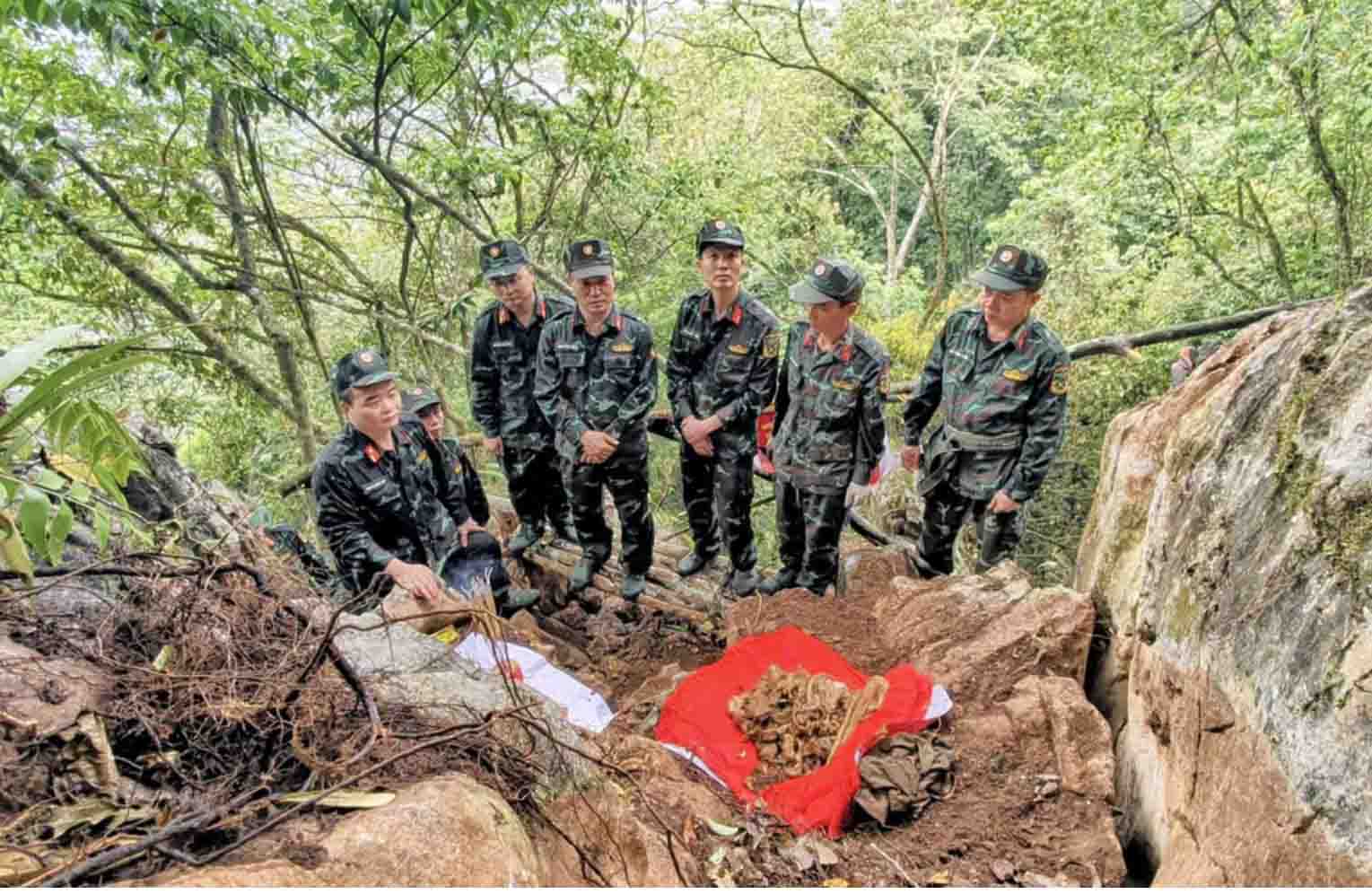 Leaders of Military Region 2 inspect and direct the search and repatriation of martyrs' remains at high point 685, Thanh Thuy commune. Photo: The Dong.