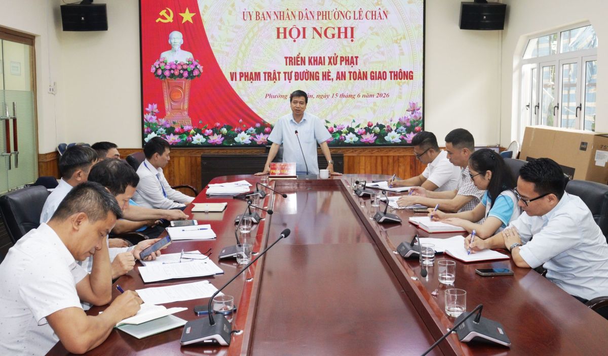 Le Chan Ward implements handling in the form of "cold fines" for violations of road and sidewalk order and traffic safety. Photo: Hai Phong e-Portal