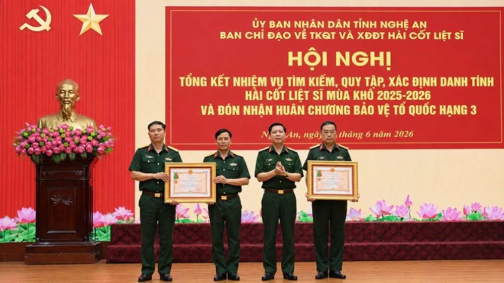 Authorized by the President, leaders of Military Region 4 awarded the Third-class Fatherland Protection Medal to the Repatriation Team of the Military Command of Nghe An province. Photo: Thanh Cuong