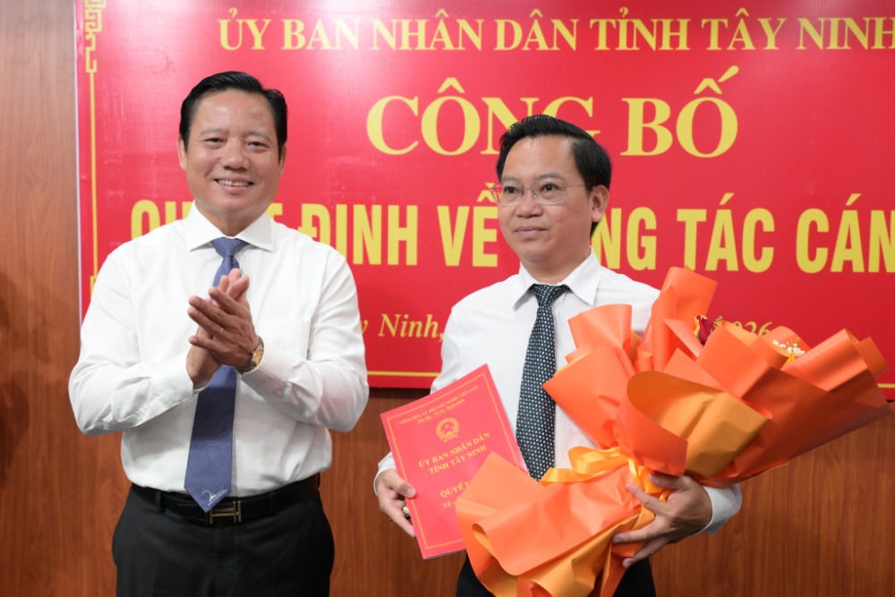 Vice Chairman of Tay Ninh Provincial People's Committee Pham Tan Hoa presents the decision to Mr. Nguyen Hong Phuc. Photo: Hung Anh