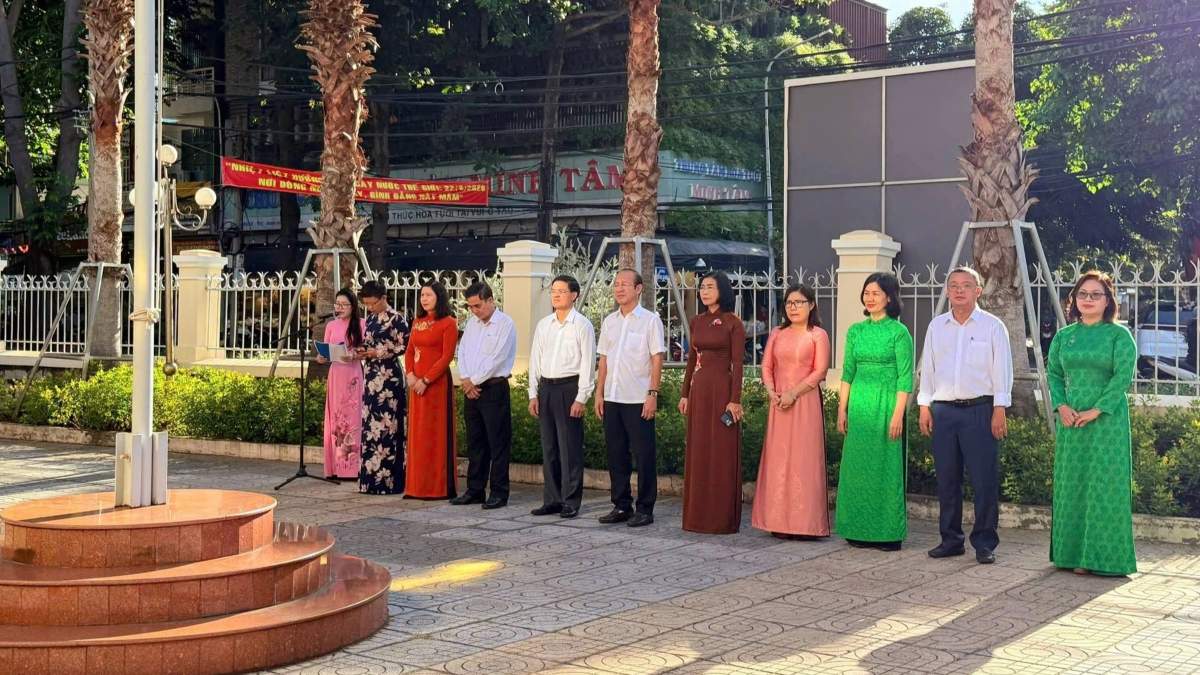 Sharing the story "Uncle Ho with family meal" at the flag salute ceremony at the beginning of the week in Vung Tau ward. Photo: Ong Thao