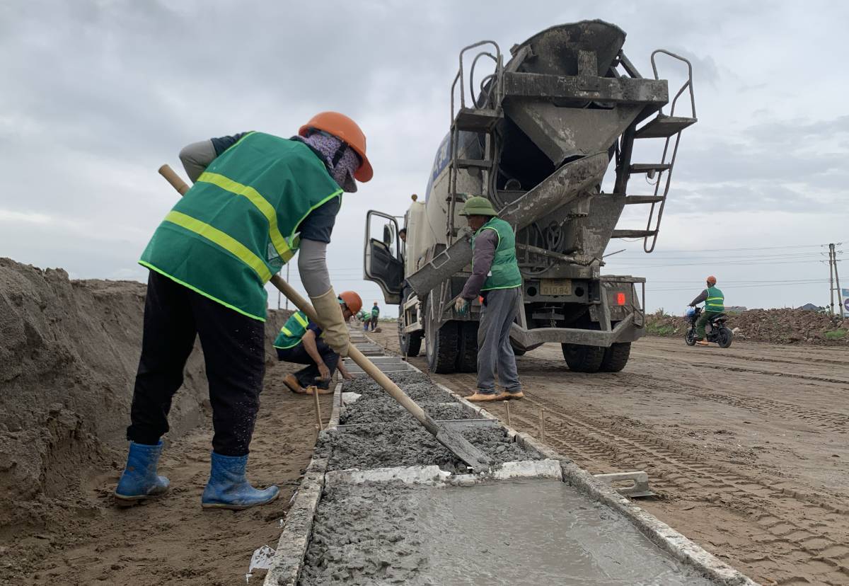 Construction of the old central road project of Hai Hau district, Ninh Binh province. Photo: Luong Ha