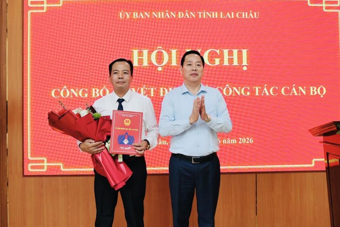 Chairman of Lai Chau Provincial People's Committee Ha Quang Trung presents the appointment decision and flowers to congratulate the new Director Luong Viet Thao. Photo: Lai Chau Provincial People's Committee