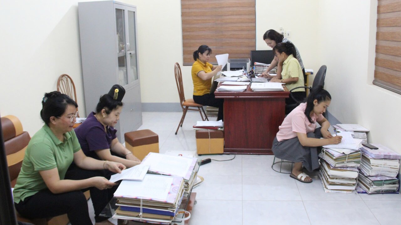Cán bộ phường Tô Hiệu rà soát hồ sơ hành chính trước giờ làm việc. Ảnh: Lam Giang 