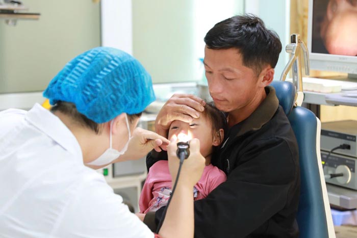 의료 전문가들이 소아 환자의 이비인후과 검진을 진행하고 있습니다. 사진: 라이쩌우성 인민위원회