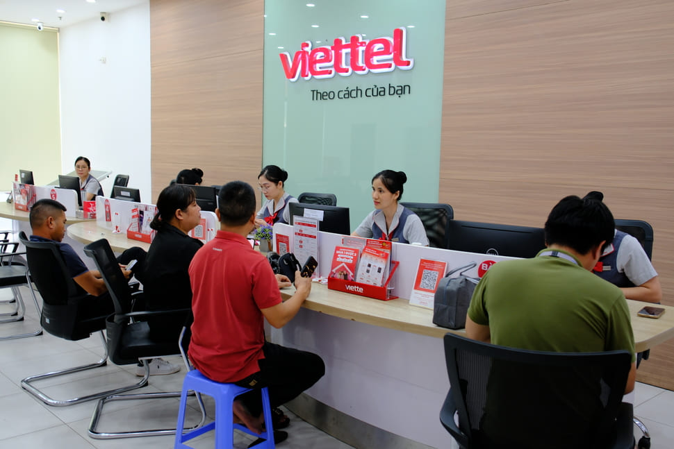 The first day of SIM locking, the transaction point was full during the lunch break