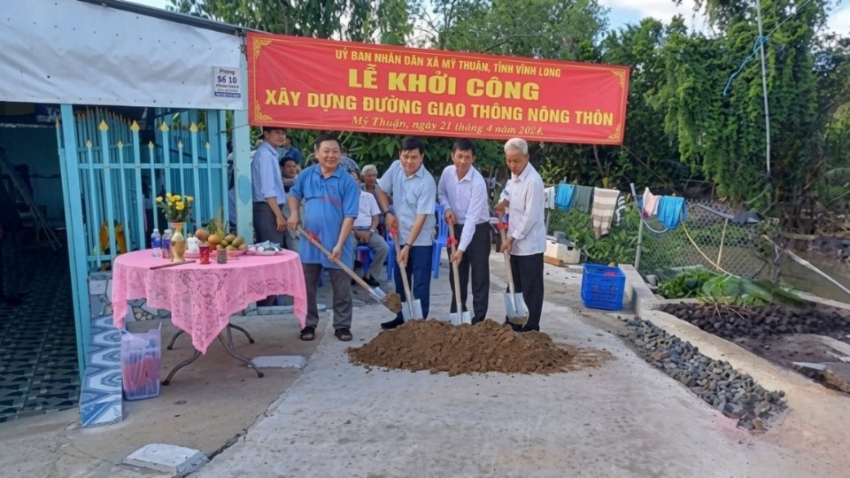 Lễ khởi công tuyến đường giao thông nông thôn được xây dựng từ nguồn lực xã hội hóa tại Vĩnh Long. Ảnh: MTTQ Việt Nam tỉnh Vĩnh Long