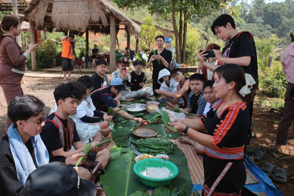 Người dân miền núi mở homestay đón khách. Ảnh: Thanh Tuấn