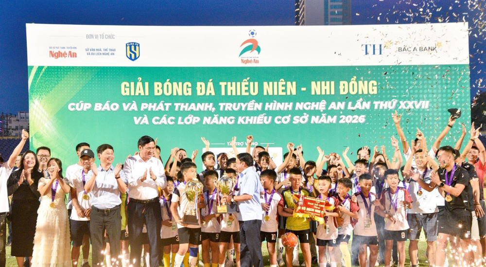 Nghe An Trade Union supports union members' children at the children's football tournament. Photo: Minh Quan