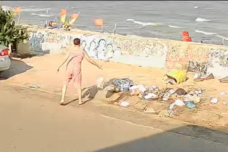 Image of a woman littering illegally on Phuoc Hai embankment recorded by security camera. Photo: CA