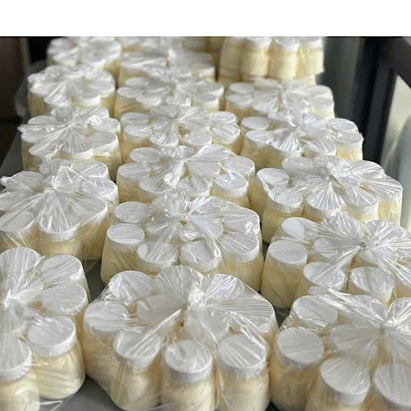 Unsweetened Greek yogurt combined with nuts helps support belly fat reduction. Photo: Quang Minh.