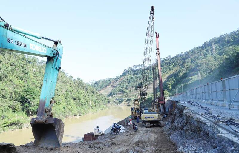 Workers and machinery and equipment accelerate the progress of projects. Photo: Duy Tuan