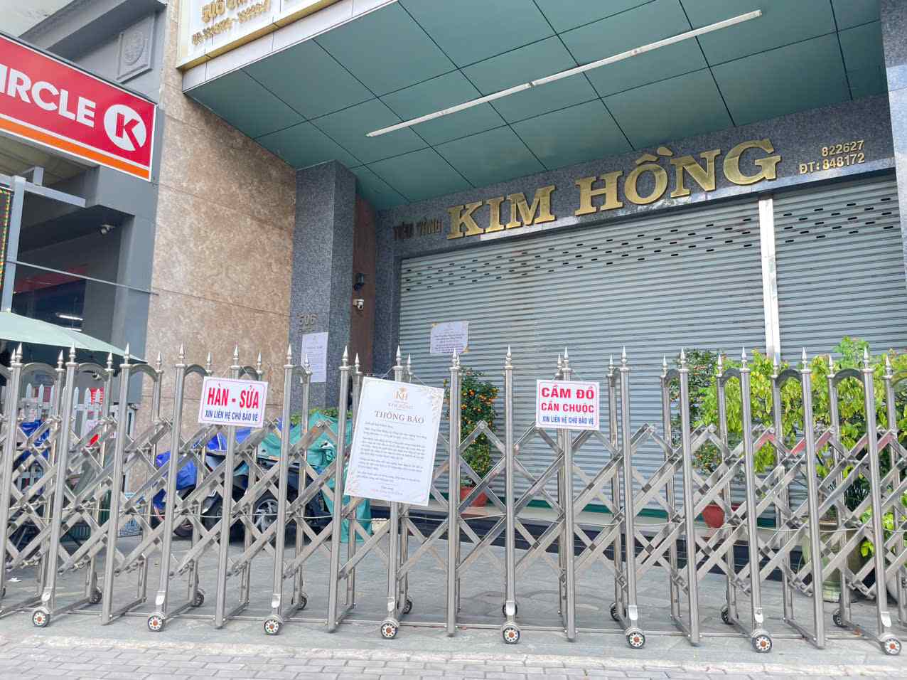 Tiệm vàng đóng cửa khiến nhiều người lo lắng. Ảnh: Đình Trọng