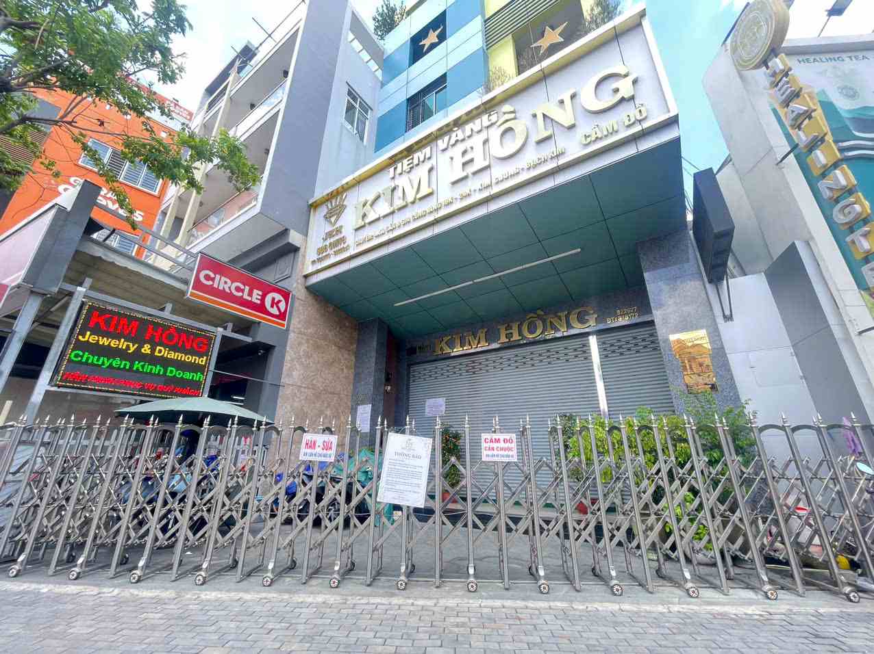 Kim Hong gold shop in Thu Dau Mot closed and temporarily suspended operations. Photo: Dinh Trong