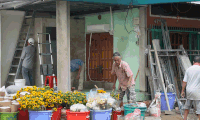 People in Ho Chi Minh City begin dismantling houses to hand over land to expand the central road. Photo: Nhu Quynh