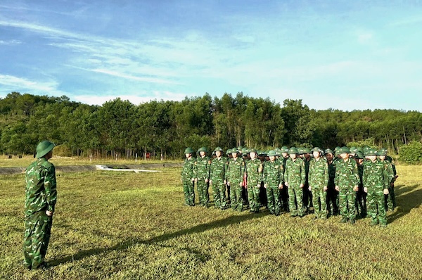 Đại diện chỉ huy đơn vị quán triệt kế hoạch bắn. Ảnh: Biên phòng Quảng Trị