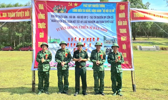After checking shooting, Lieutenant Colonel Nguyen Minh Hop, Deputy Chief of Staff of Quang Tri Provincial Border Guard, presents flowers for excellent shooting. Photo: Quang Tri Border Guard