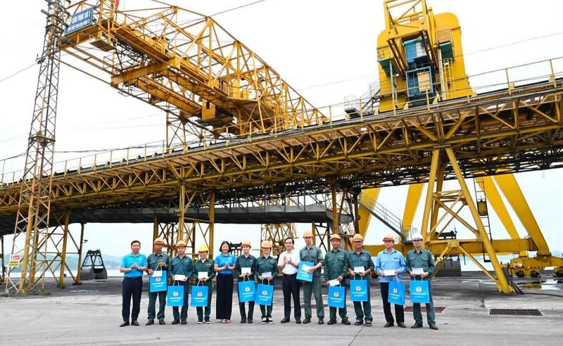 Đoàn công tác thăm hỏi, tặng quà cho công nhân có hoàn cảnh khó khăn. Ảnh: Công đoàn Thái Nguyên