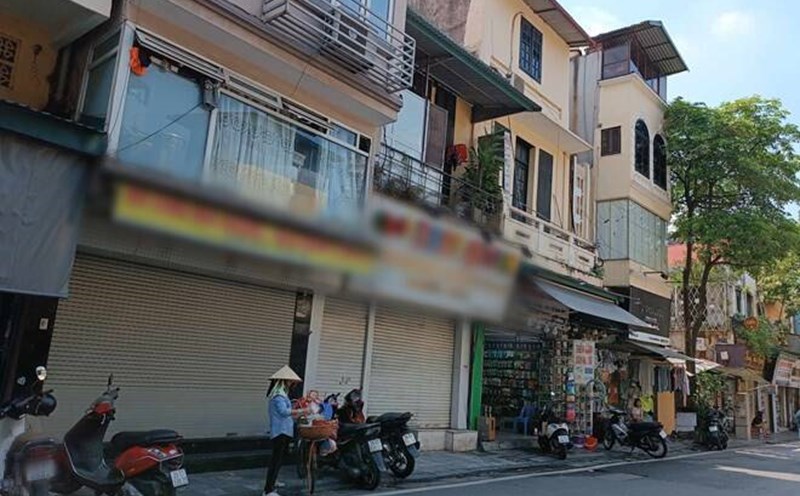 Citizens question the conditions for establishing real estate business enterprises. Photo: Nhu Ha