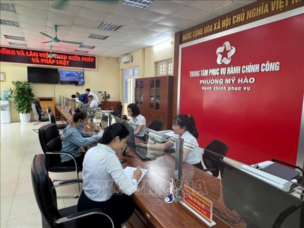 Hung Yen province temporarily suspends the appointment of department-level leaders. In the photo, people carry out administrative procedures in My Hao ward. Photo: VNA