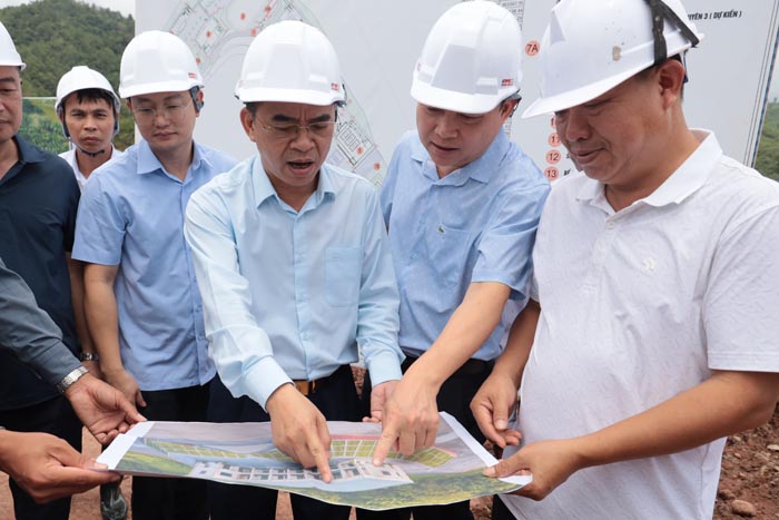 Đoàn công tác xem phối cảnh tổng thể nhà công vụ Trường Phổ thông nội trú liên cấp Tiểu học và Trung học cơ sở xã Quảng Lâm