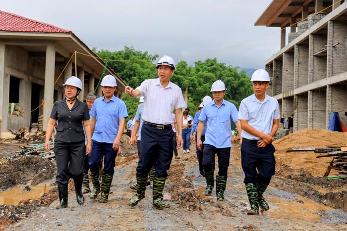 Chủ tịch UBND tỉnh Điện Biên Lê Văn Lương kiểm tra tiến độ trường liên cấp tại xã Mường Nhà.
