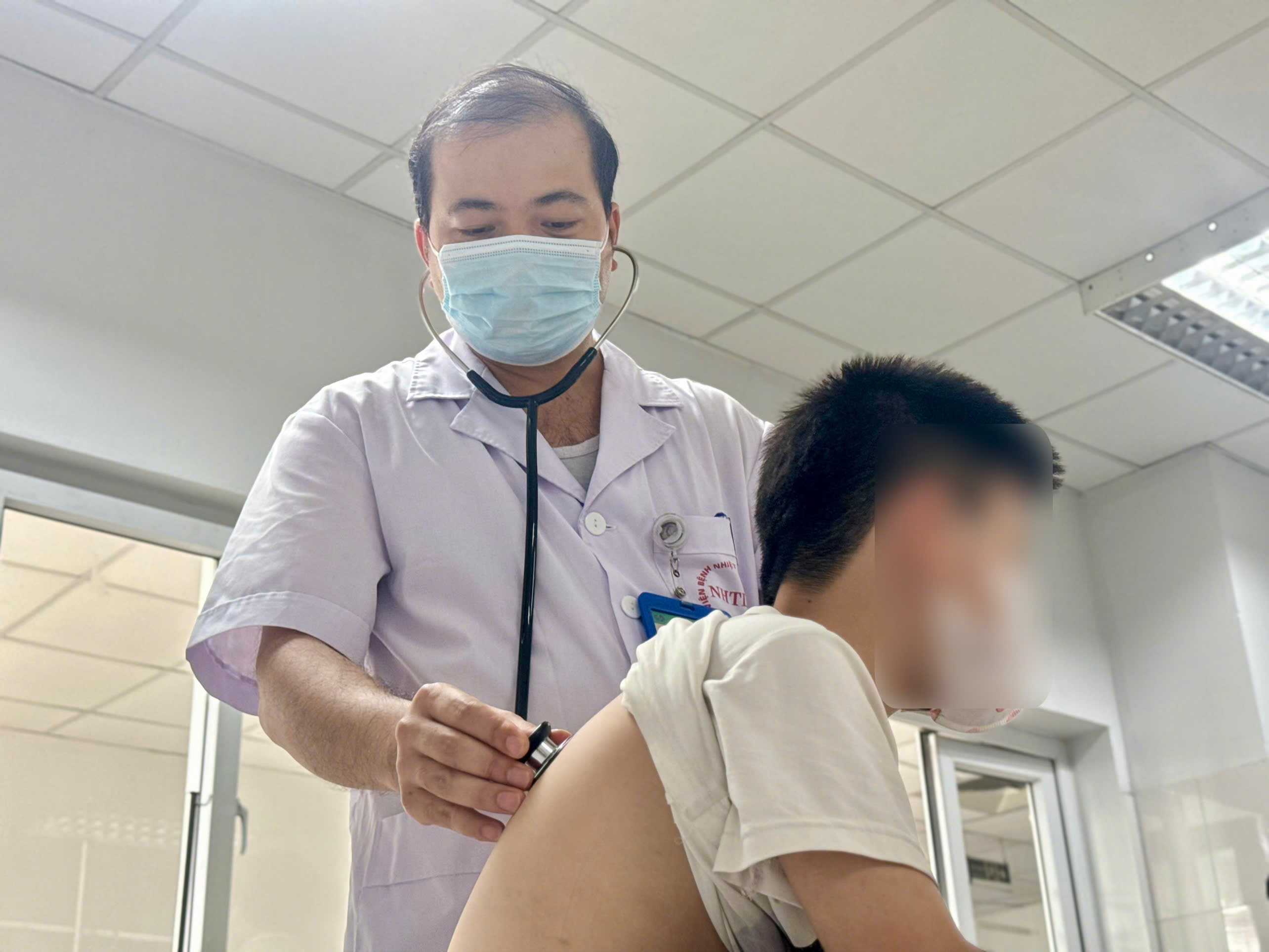 수년간 기침한 후 10세 남자아이가 심각한 기관지 천식 진단을 받았습니다. 사진: 탄당