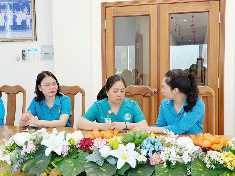 Representatives of the Trade Union organization visit and encourage Ms. Thien. Photo: Thanh Tuan