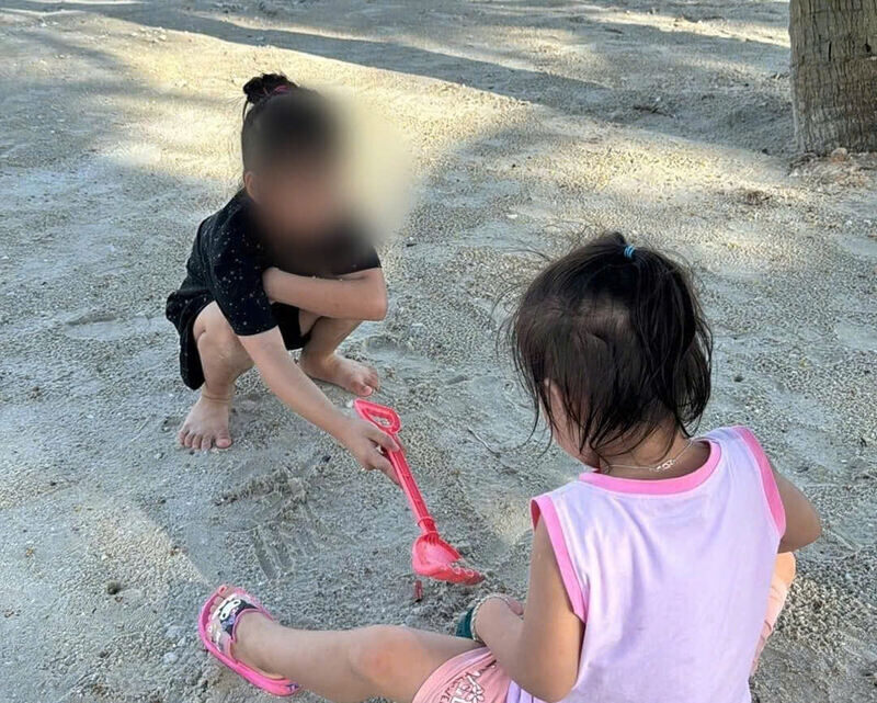 여름 방학에 고향에 돌아와서 아이는 휴대폰을 잊고 또 다른 어린 시절을 보냈습니다. 사진: 카잉린