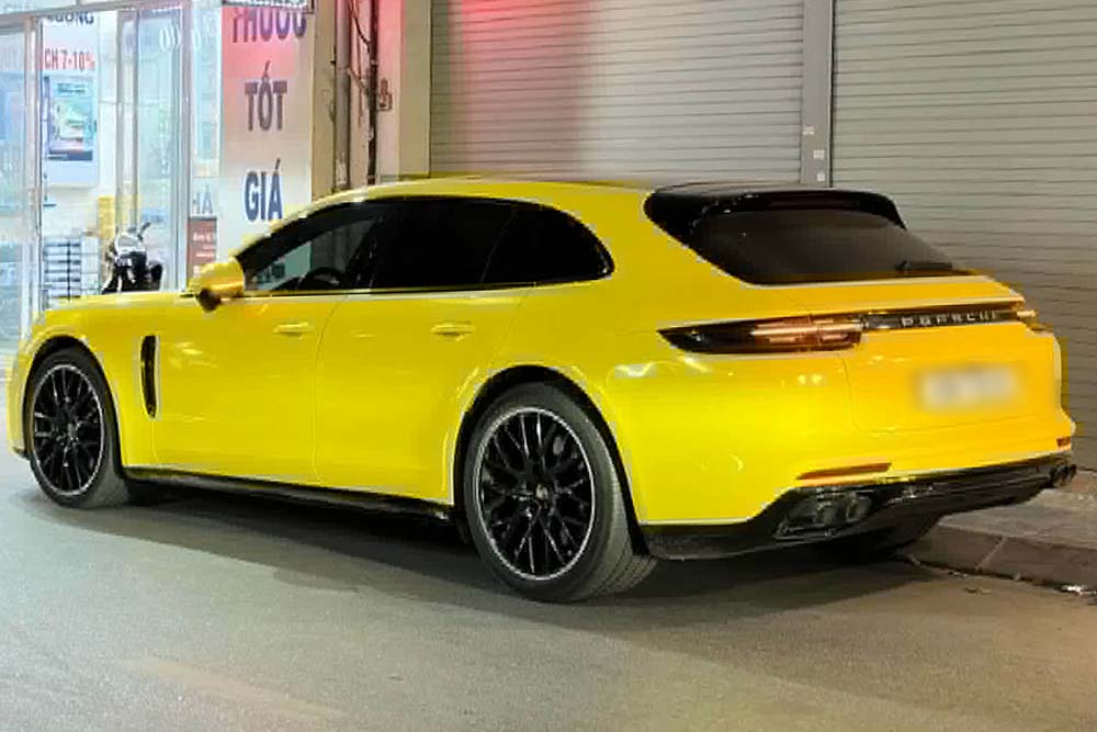 Porsche Panamera 4 Sport Turismo stands out with a rare wagon design in the Vietnamese market. Photo: Car Spotting Vietnam