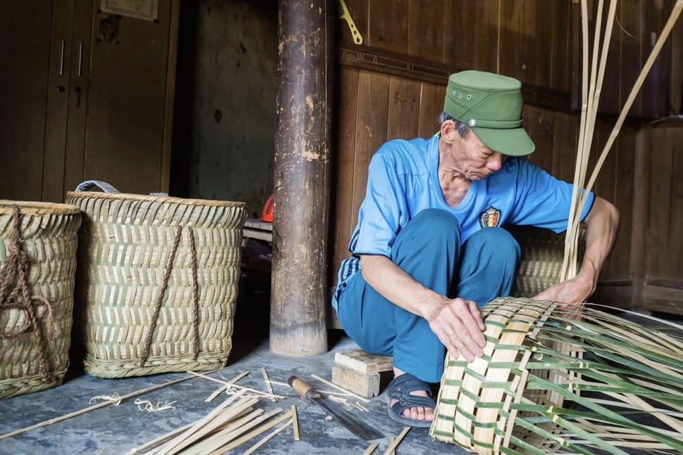 Hơn nửa thế kỷ gắn bó với nghề, đôi tay ông Hoàng Phù Vàng (75 tuổi) vẫn thoăn thoắt đan nên những sản phẩm thủ công tinh xảo. Ảnh: Hán Trang