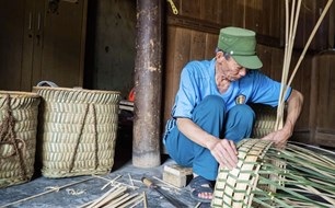 Người giữ hồn nghề đan truyền thống ở vùng cao Mường Khương