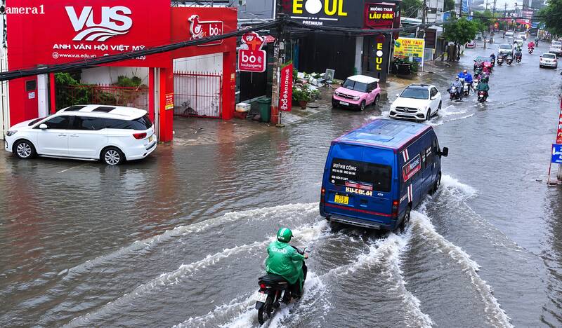 Water rises on Nguyen Duy Trinh street just after a short period of heavy rain. Photo: UDI Maps