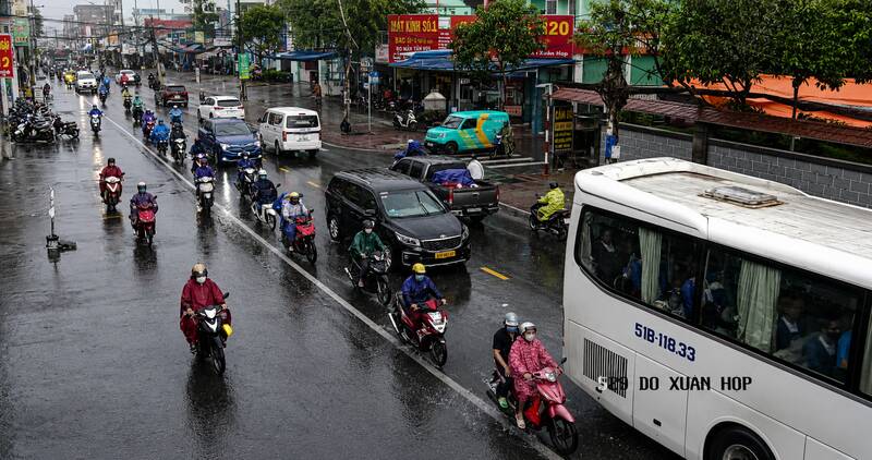 Mưa dông kèm sấm chớp xuất hiện trên nhiều khu vực TPHCM vào chiều 15.6, khiến giao thông gặp nhiều khó khăn. Ảnh: UDI Maps