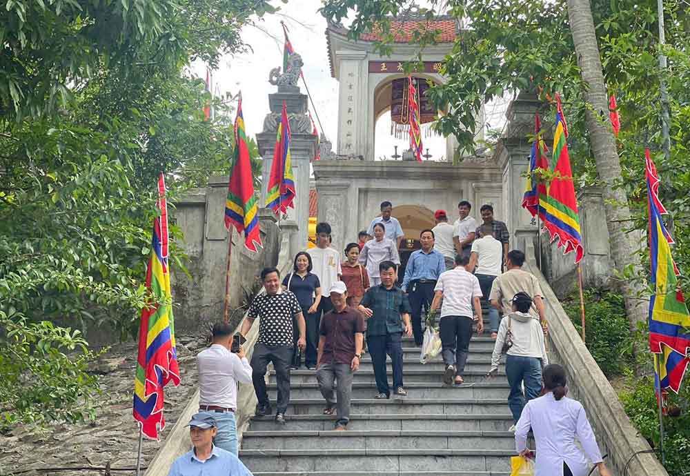 De nombreuses personnes participent au festival du temple Le Khoi. Photo de : Hoàng Anh