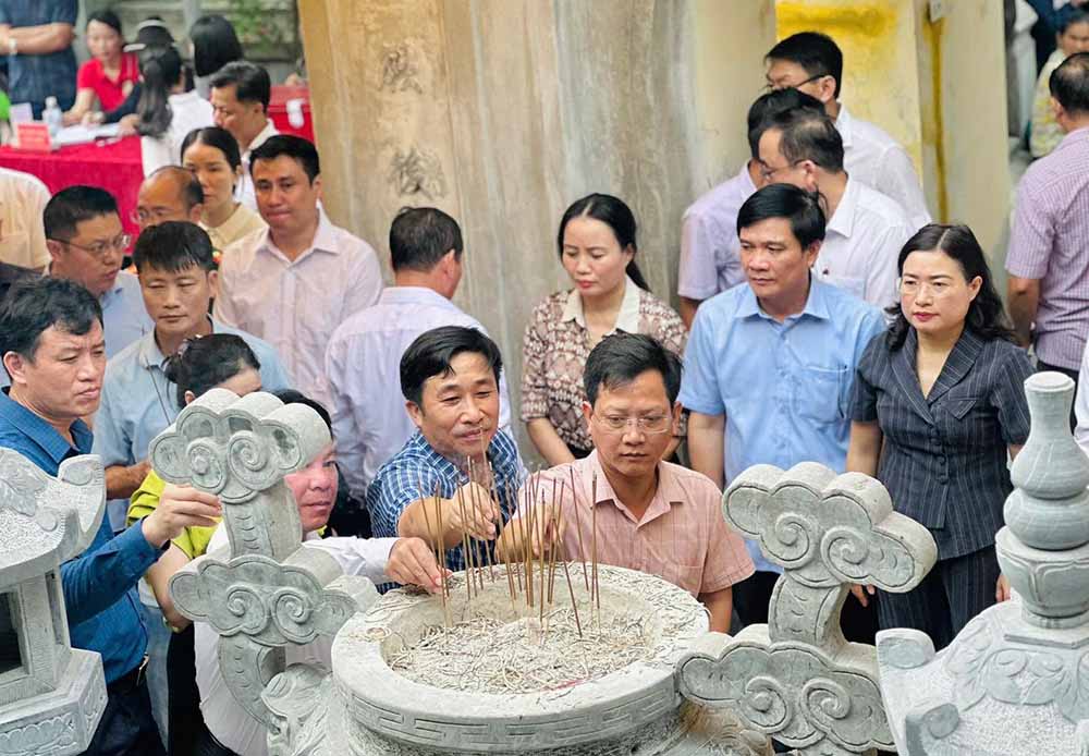 Cán bộ và nhân dân dân hương tưởng niệm Chiêu Trưng Đại Vương Lê Khôi. Ảnh: Hoàng Anh