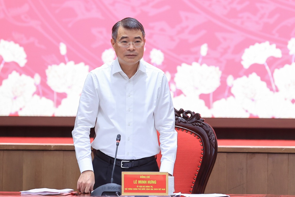 Politburo Member, Prime Minister Le Minh Hung working with the Standing Committee of the Hanoi Party Committee on June 11. Photo: VGP