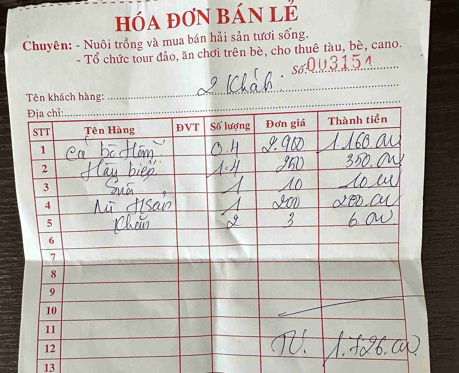 Du khách tố bè nổi chặt chém cá bò hòm giá 2,9 triệu đồng/kg. Ảnh: Hữu Long