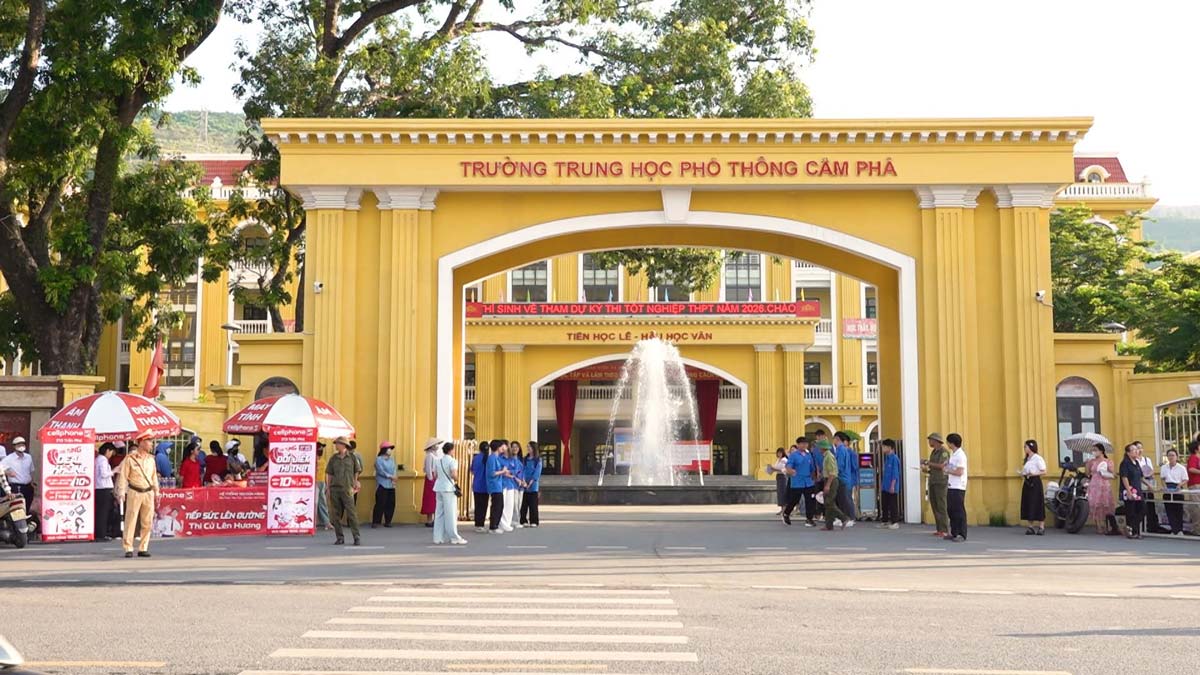 Cam Pha High School exam site, where the incident of invigilators assisting candidates in taking the exam occurred. Photo: Dieu Hoang