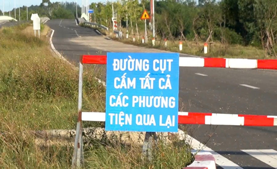 Do cầu Quảng Đà chưa được chính thức đưa vào hoạt động, người dân hai xã Hòa Tiến và phường Điện Bàn Bắc (TP Đà Nẵng) gặp khó khăn khi đi lại. Ảnh: Nguyễn Linh