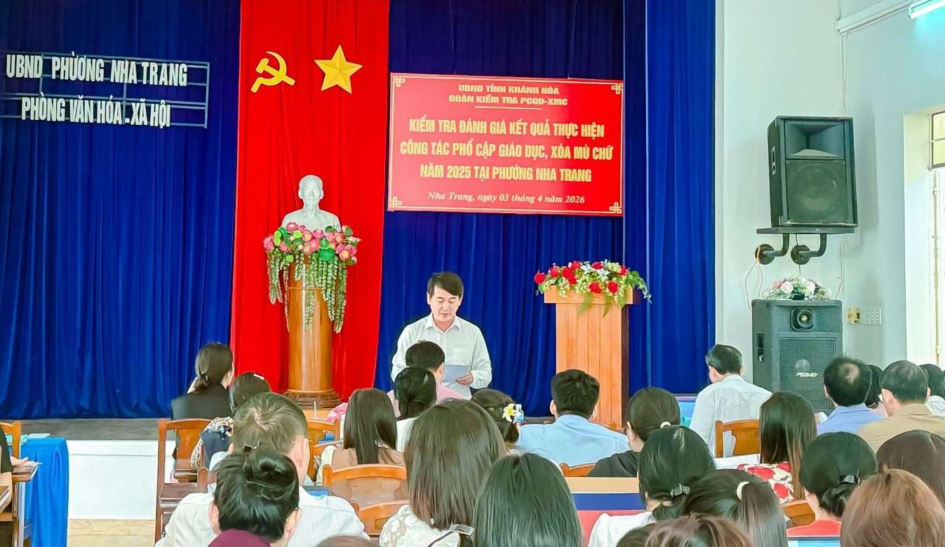 The Department of Education and Training of Khanh Hoa province inspects and evaluates the results of universal education and literacy work in 2025 in Nha Trang ward. Photo: Hang Huong