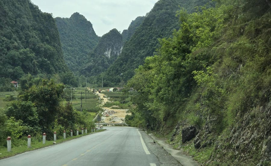 Although the deadline is to be completed in 2025, the road is still standing still due to lack of filling soil. Photo: Tan Van