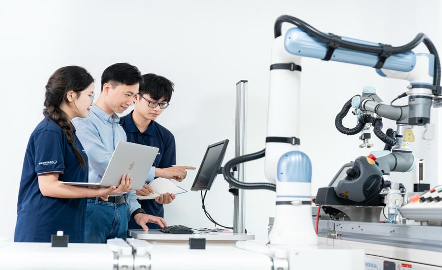 Students of Phenikaa University during research and practice hours. Photo: Van Trang