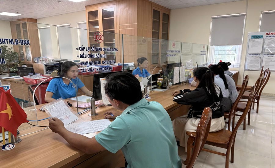 Many employees after quitting their jobs have not yet had their social insurance books closed because the unit owes social insurance contributions. Photo: Duy Tuan