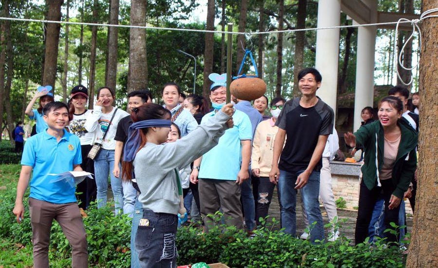 Union members, workers, and laborers are happy in entertainment activities organized by the grassroots Trade Union of An Giang SamHo Co., Ltd. Photo: Thanh Mai