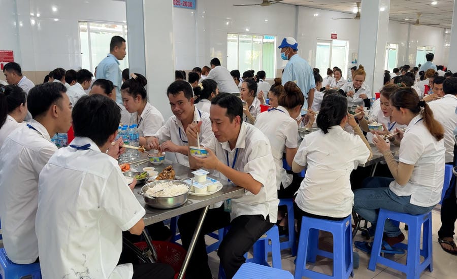 Workers' lunch meals are improved in quality, ensuring nutrition, contributing to improving health and improving work efficiency. Photo: Hoang Loc