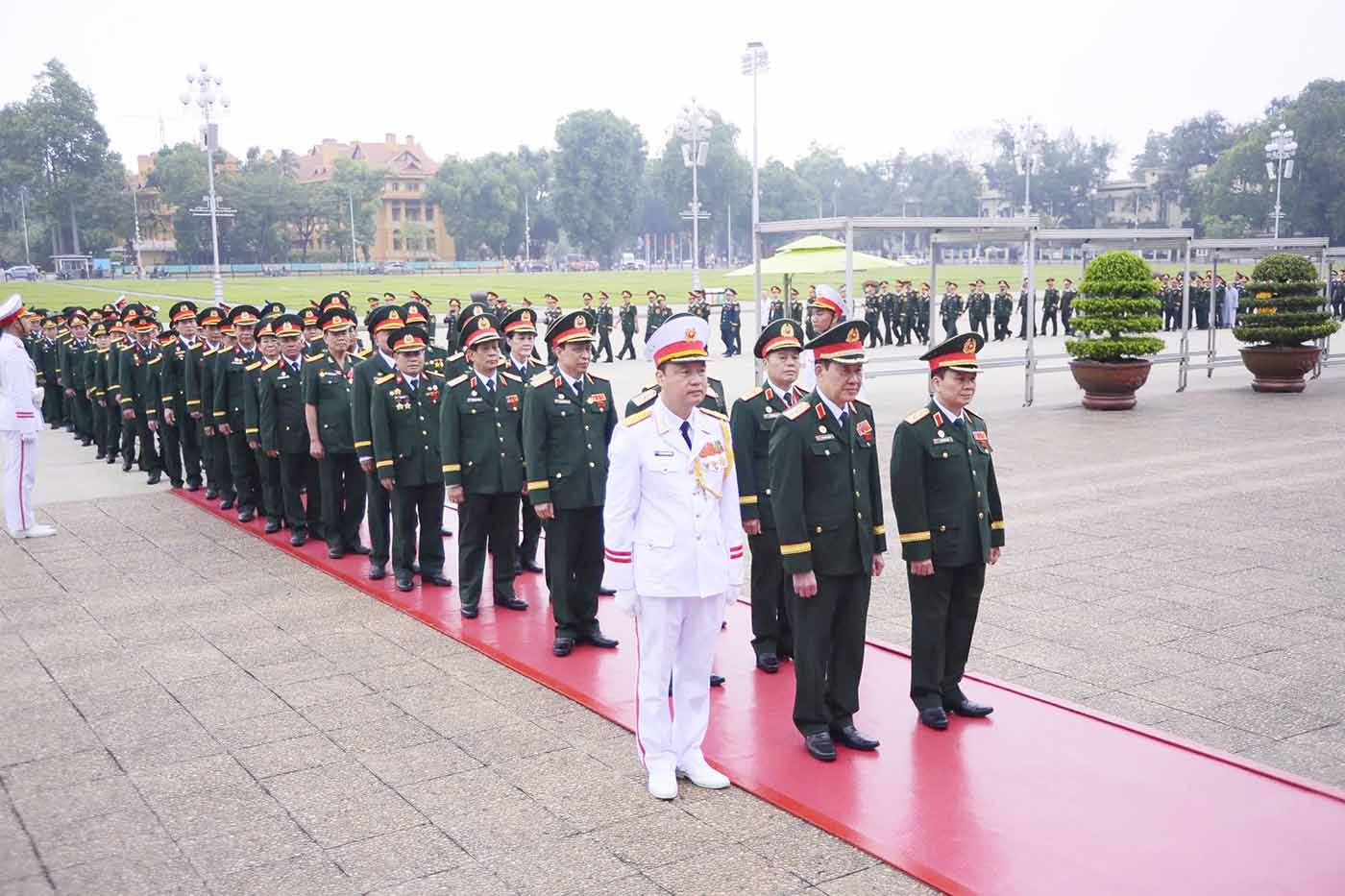 Delegates enter the Mausoleum to pay respects to President Ho Chi Minh. Photo: Vietnam Veterans Newspaper