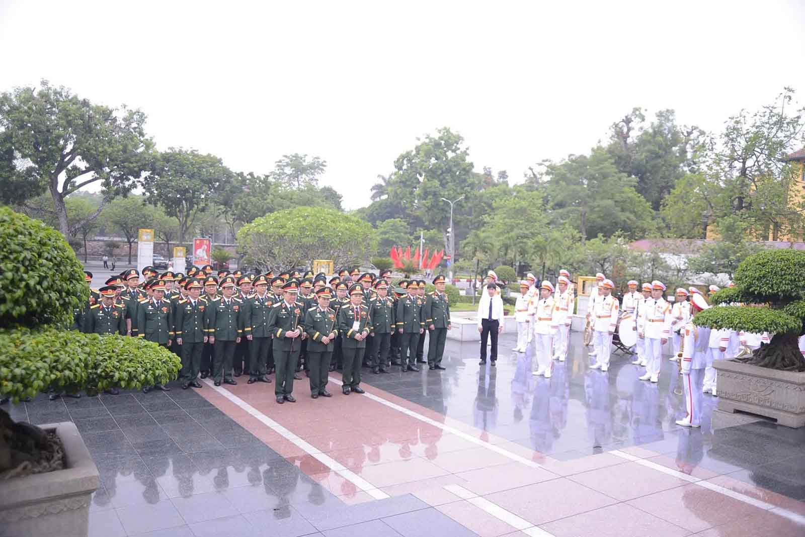 Các đại biểu đặt vòng hoa, dâng hương tưởng niệm các Anh hùng liệt sĩ tại Đài tưởng niệm các Anh hùng liệt sĩ (đường Bắc Sơn, Hà Nội). Ảnh: Báo Cựu chiến binh Việt Nam